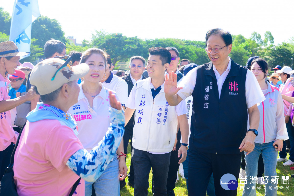 市長與市民熱情打招呼。