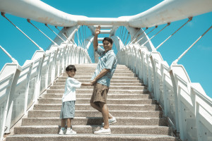 桃市府觀旅局正式宣布，為深化「桃園珍珠海岸」品牌形象，特別邀請知名陽光暖爸鳳小岳擔綱主演觀光宣傳影片。