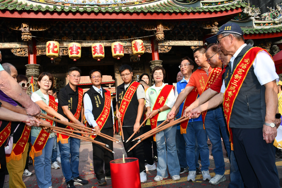 南瑤宮角頭祈安遶境起駕前點起馬炮。圖/彰化市公所提供