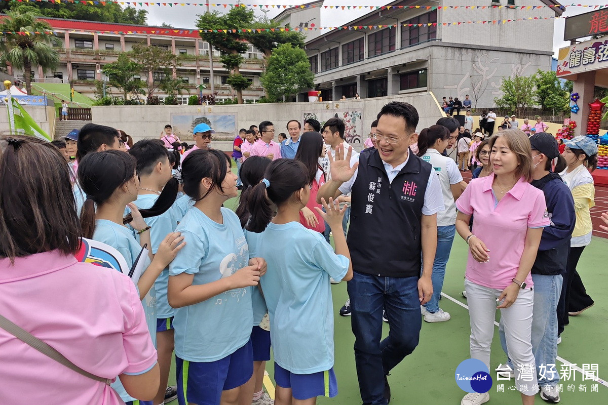 桃園市副市長蘇俊賓與龍壽國小學生們互動。