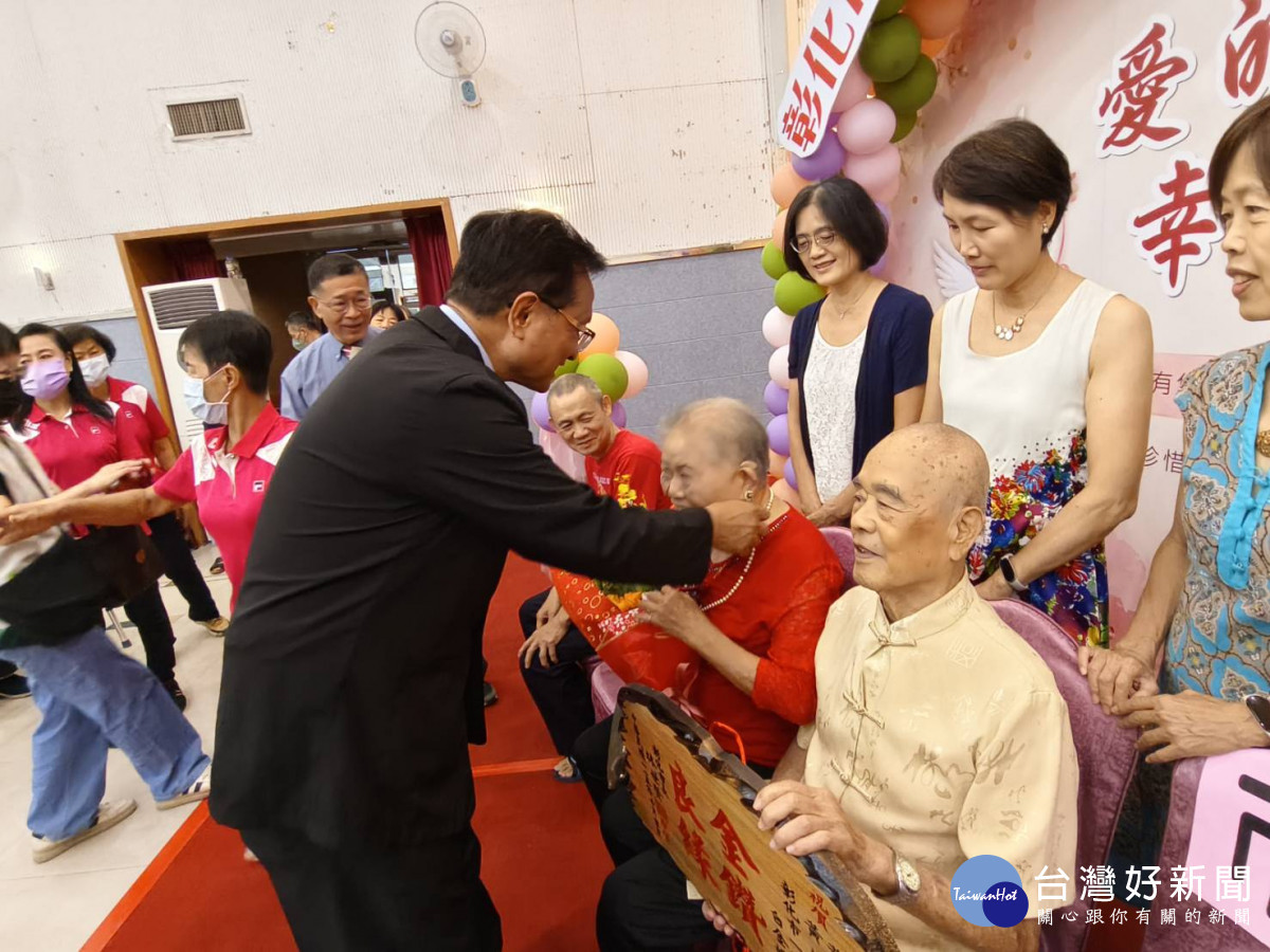 彰化市174對夫妻攜手60、70年，鑽石婚白金婚溫馨受表揚。圖／彰化市公所提供