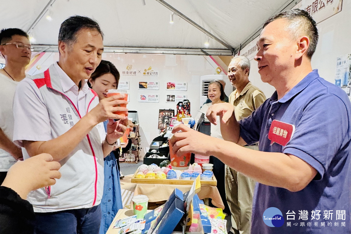 桃市府經濟發展局長張誠走訪「桃金好禮好店專區」,與業者交流產品特色。