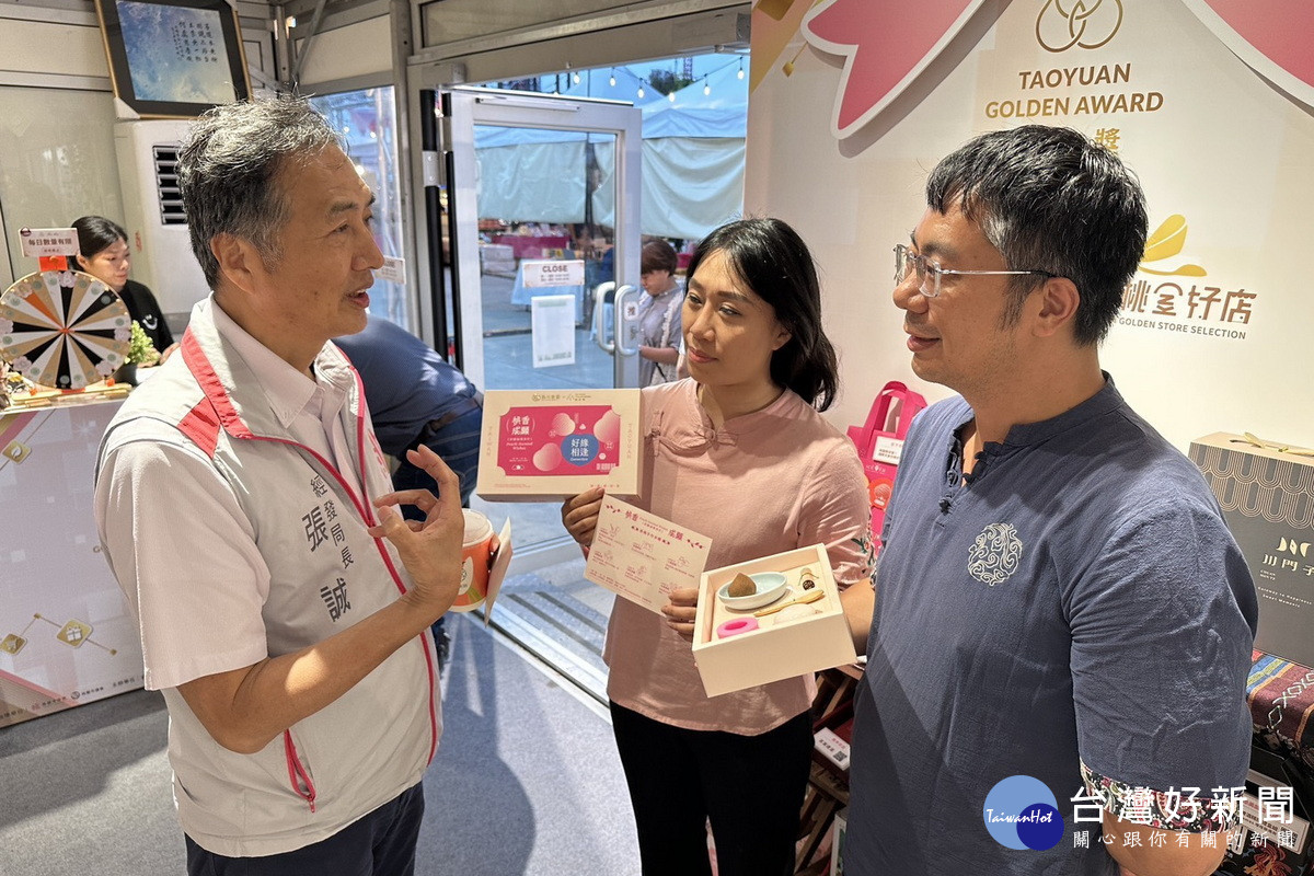 桃市府經濟發展局長張誠走訪「桃金好禮好店專區」,與業者交流產品特色。