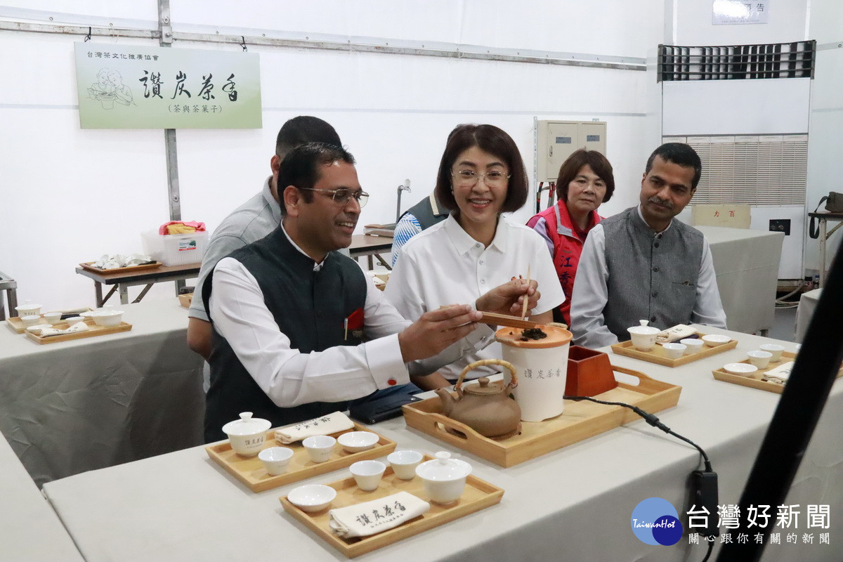 許縣長引印度台北協會會長德寧瀚體驗炭焙茶葉。（記者扶小萍攝）