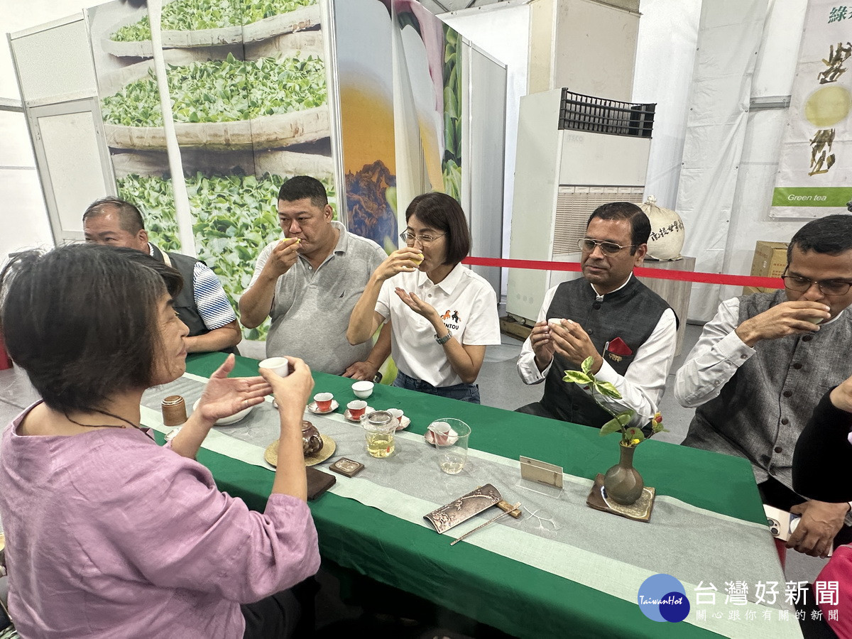 嘉賓到各茶席攤位巡禮讚不絕口。（記者扶小萍攝）