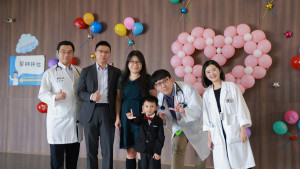Ian與家人參加早產兒回娘家活動，與新生兒科醫療團隊合影。