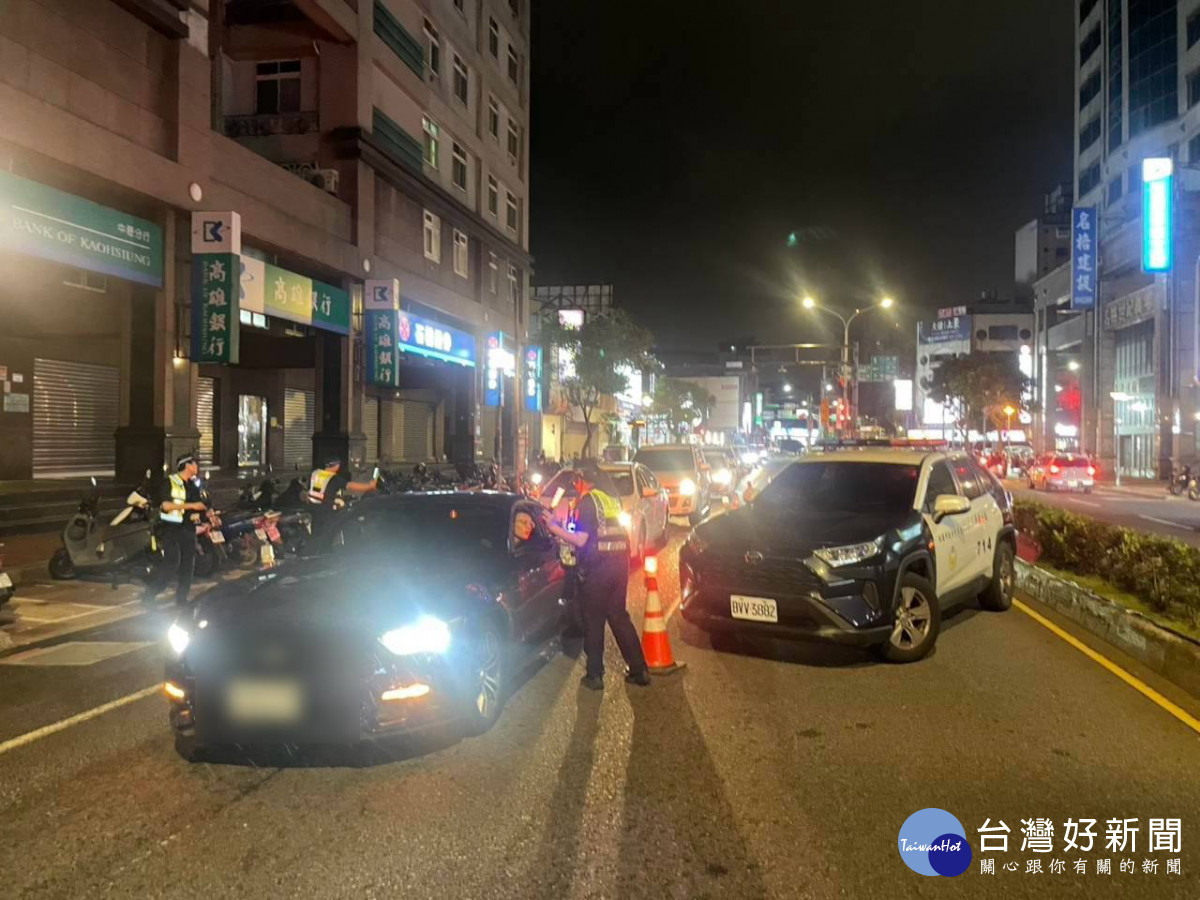 平鎮警分局執行市警局規劃之「雷霆除暴」專案勤務,全力維護轄區治安與交通秩序。<br />
<br />
