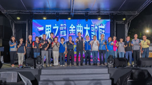 桃園市長張善政前往中壢區，出席「2026壢之慶－三界之聲 金曲大歌廳」與貴賓合影。