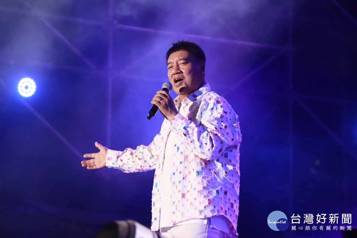 施孝榮等歌手輪翻登台。(記者扶小萍攝)