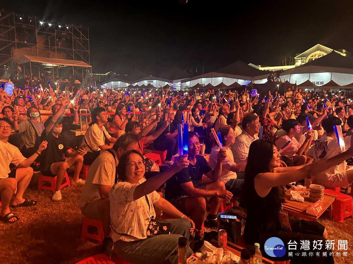 台下觀眾擠爆會場內外。(記者扶小萍攝)