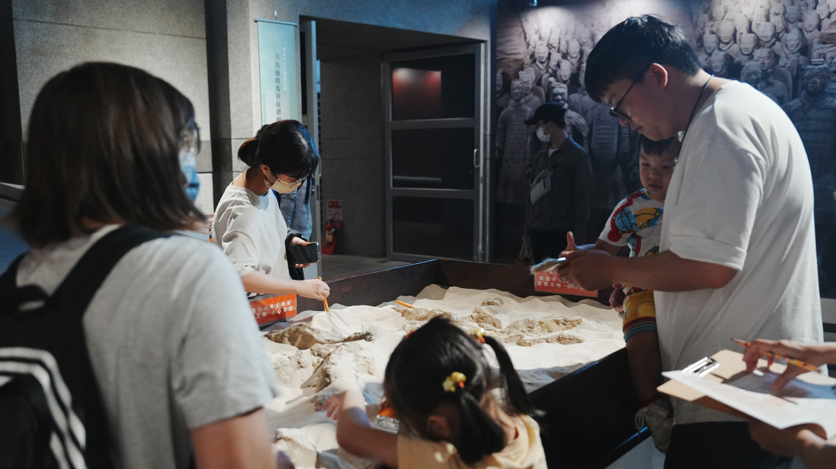 「文物發掘體驗」是展場熱門體驗項目,親子化身小小考古家玩得不亦樂乎/社團法人中華翰維文化推廣協會提供