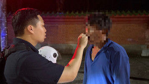 警方在同一路口加強酒毒駕取締，查獲賴男毒駕，車內搜出毒品及相關器具。（圖/陳招宗翻攝）