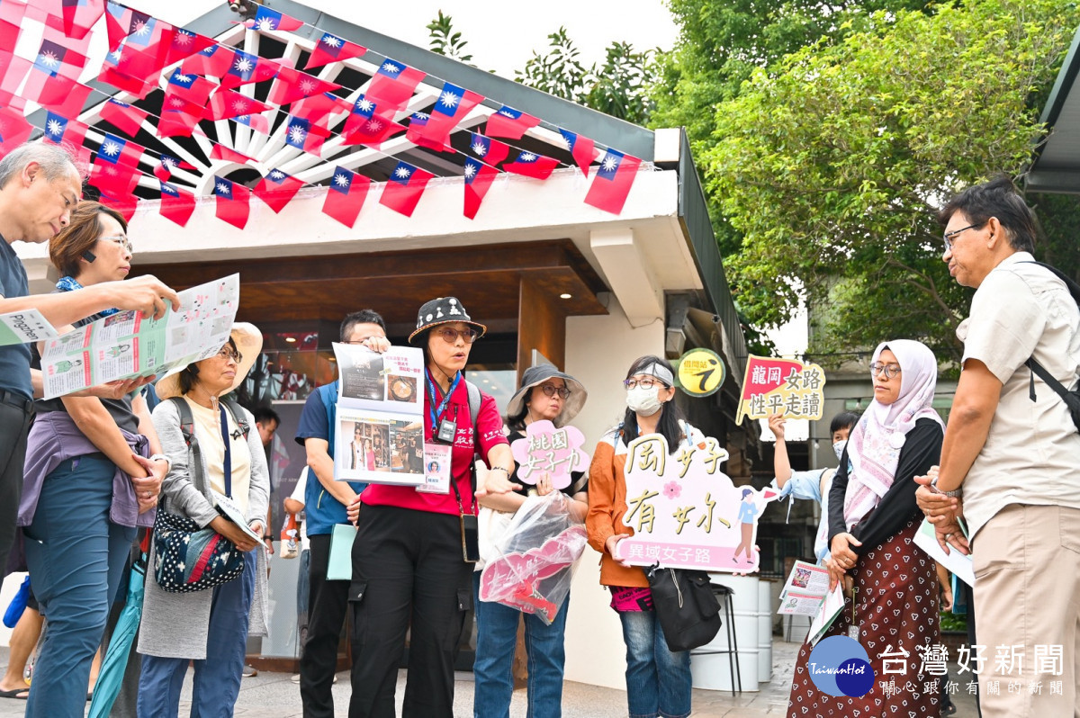 龍岡女路導覽員帶領國際貴賓走讀社區,從女性故事認識龍岡地方文化。