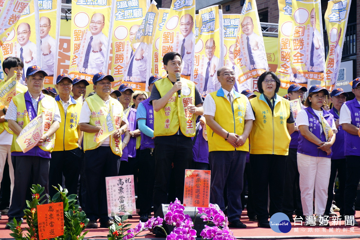 國民黨籍立法委員牛煦庭跨黨派為劉勝全站台力挺高票連任。<br />