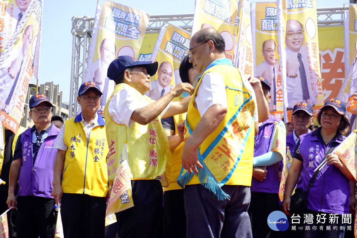 競總主任委員黃政得親自為劉勝全披掛勝選彩帶。