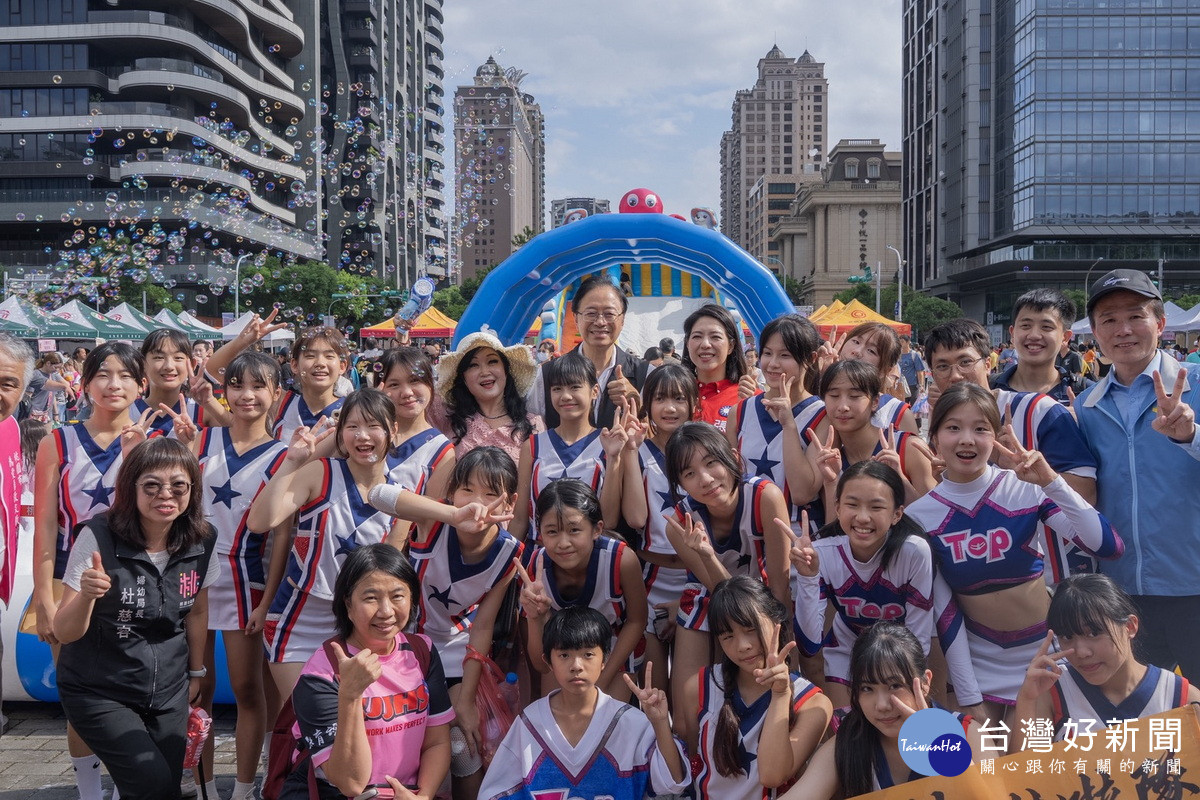 桃園市長張善政偕同夫人張琦雅出席「有愛無礙親子FUN派對」活動。