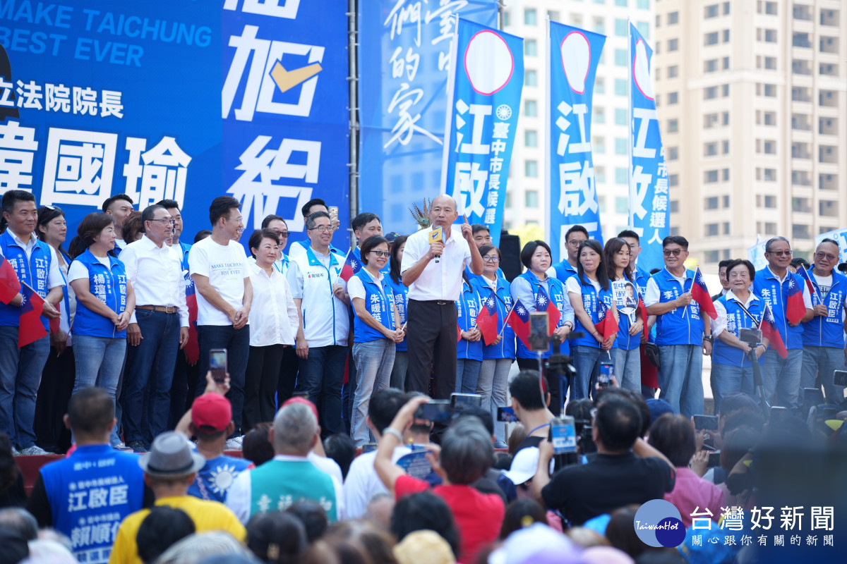 韓國瑜幽默表示,他站在江啟臣旁邊很不好意思,年輕又帥且頭髮多。