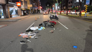 豐原中正路發生機車與轎車碰撞，騎士及3歲女兒均受多處擦挫傷。（圖/陳招宗翻攝）