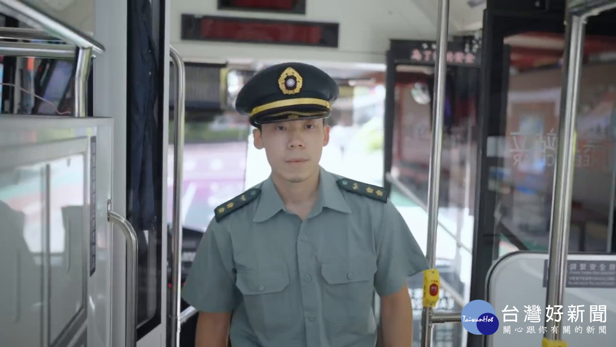 影片中軍人返家畫面。