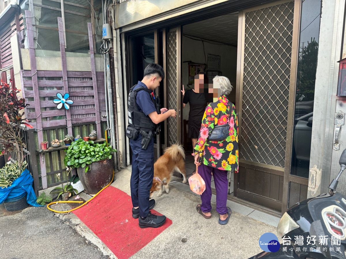 警方多方查證後順利得知婦人身分及住處，隨即駕駛巡邏車將婦人平安護送返家。<br />
<br />
