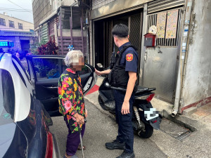 警方多方查證後順利得知婦人身分及住處，隨即駕駛巡邏車將婦人平安護送返家。