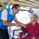 副縣長徐元棟與101歲莊張茶妹開心打招呼。