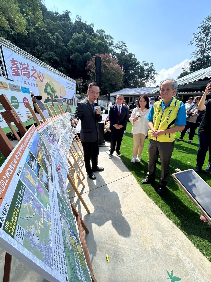 圖說：日管處處長王智益說明未來虎頭山風景區的建設。（日管處提供）