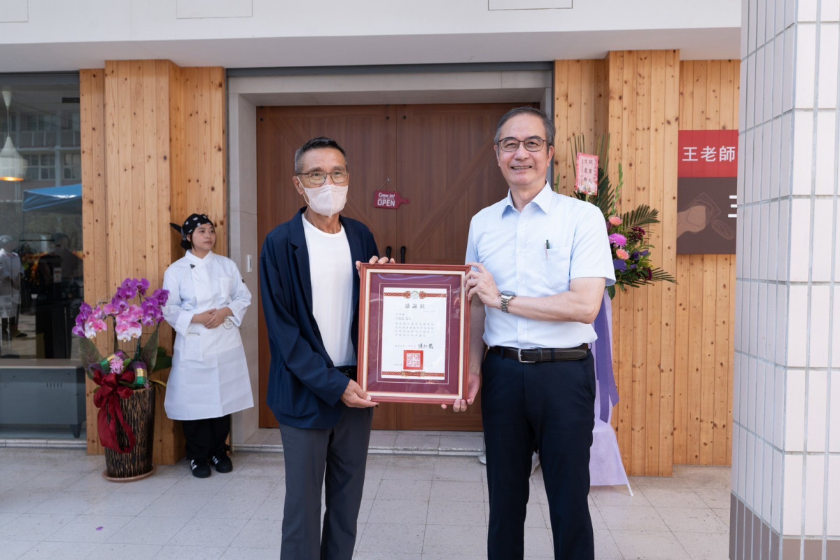 嶺東科大校長陳龍仁致贈感謝狀給第一代王老師-淳文、碩文與統鉅股份有限公司董事長王克文。(圖/嶺東科技大學)