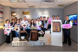 特展以白沙屯媽祖進香「粉紅超跑」的移動美學為核心，巧妙將傳統宗教信仰、客家常民文化與現代交通安全宣導完美結合。
