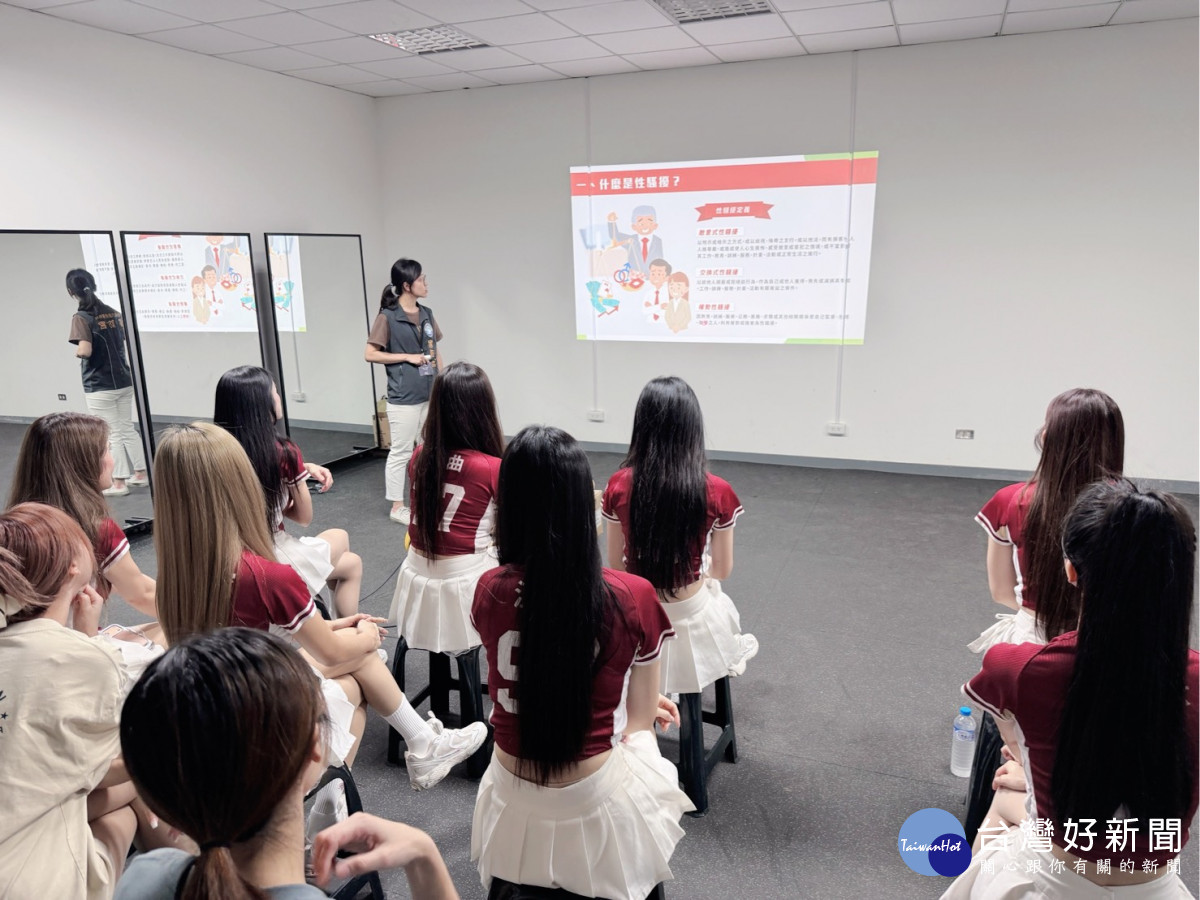 樂天女孩練舞室大揭密！中壢警前進宣導　攜手球團守護女孩安全