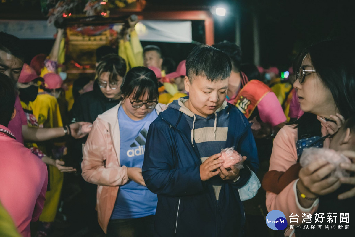 信眾雙手誠參與、專注祈福。