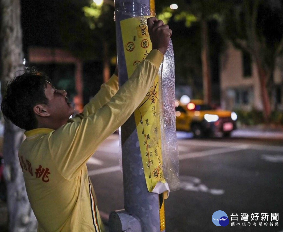 沿途拆除綁在燈桿的香條。