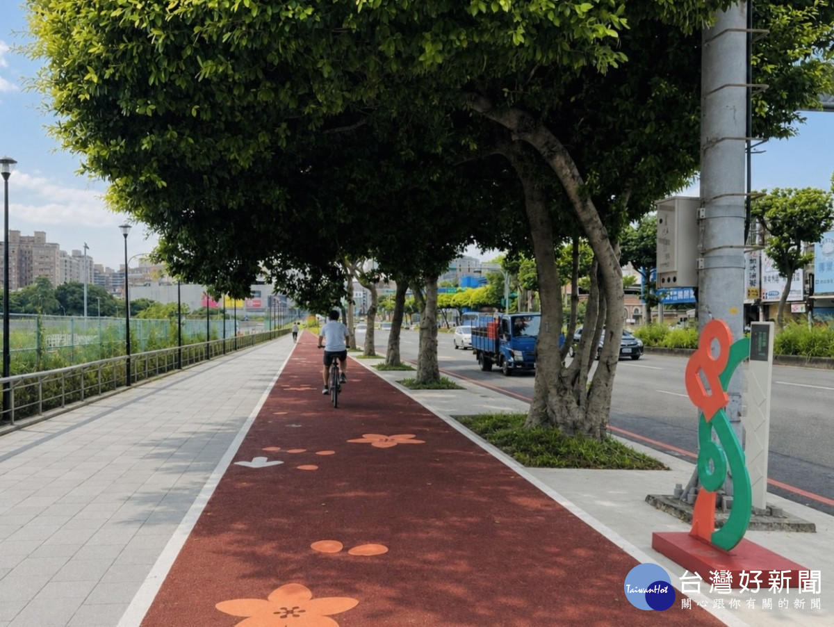 桃園市政府都市發展局邀請民眾自中壢火車站租借YouBike自行車,沿著復興路彩繪自行車道前進參觀台灣設計展,欣賞中壢舊城公共藝術。