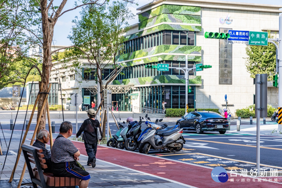 桃園市政府都市發展局邀請民眾自中壢火車站租借YouBike自行車,沿著復興路彩繪自行車道前進參觀台灣設計展,欣賞中壢舊城公共藝術。