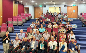 暨大舉辦115年南投縣國家防災日暨九二一震災27週年臺日國際研討會與會者合影。（暨大提供）