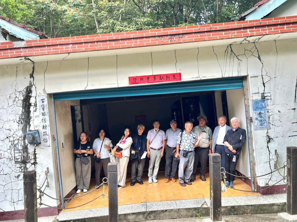 圖說:學者參訪九份二山見學震後傾斜屋,了解災害記憶如何被傳遞。(暨大提供)