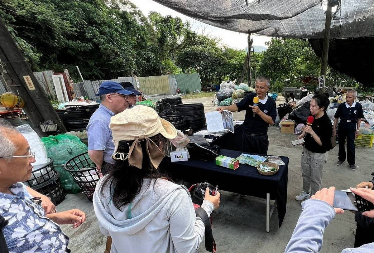 圖說:學者參訪慈濟北山回收站,瞭解台灣韌性的建構如何由平日運作中串連。(暨大提供)