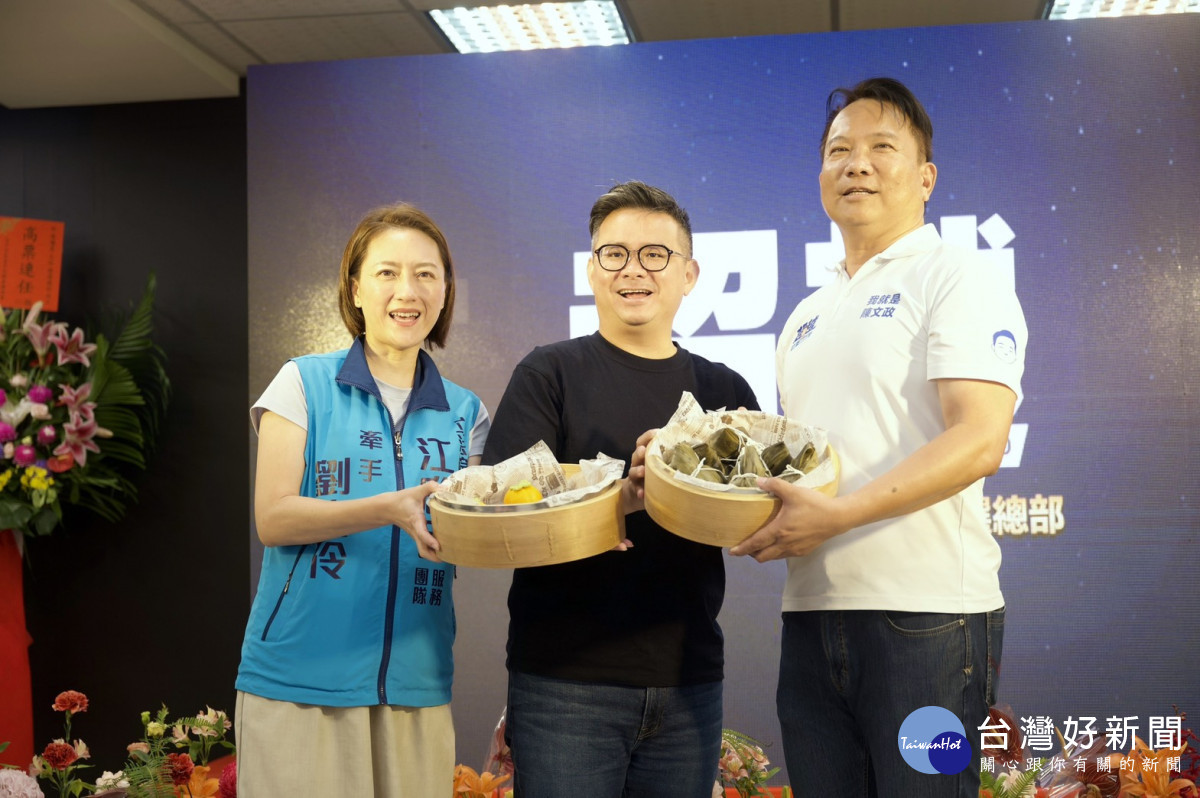 江啟臣太太劉姿伶與黃建豪立委送上祝福給陳文政議員