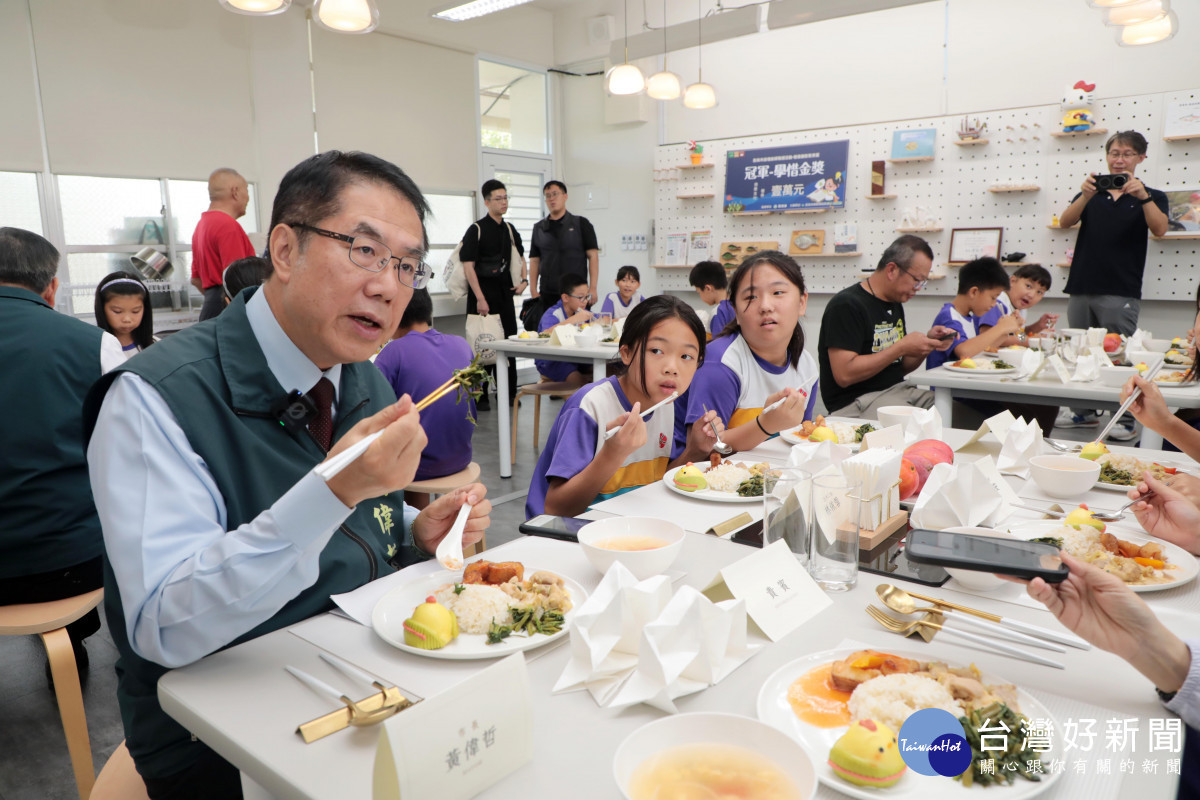 黃偉哲與學童共享台灣鯛、芒果午餐,台南市致力推廣「享當季、食在地」理念。