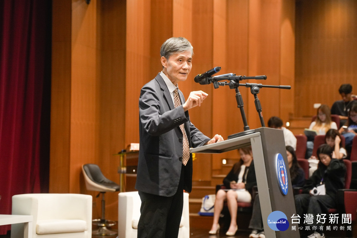 中原大學校長李英明以「為什麼臺灣沒有單獨成為AI產業帝國?」為題演講,分析臺灣AI產業發展面臨的關鍵課題。