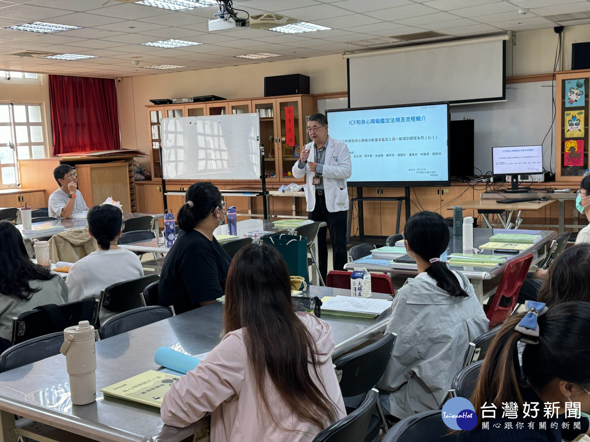桃療職能治療科主任王三平客串擔任分組演練助教。 (桃療提供)