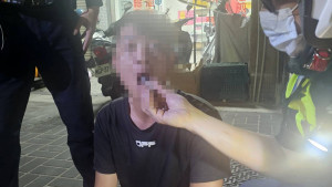 警方在健行路攔查違停車輛，發現駕駛疑似毒駕，當場查獲違禁物品。（圖/陳招宗翻攝）