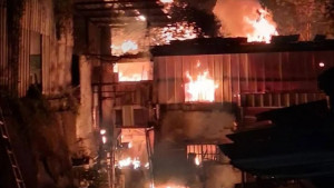 台中外埔土城路鐵皮屋凌晨發生火警，火勢猛烈延燒竹林，消防人員撲滅後發現2具遺體。（圖/陳招宗翻攝）