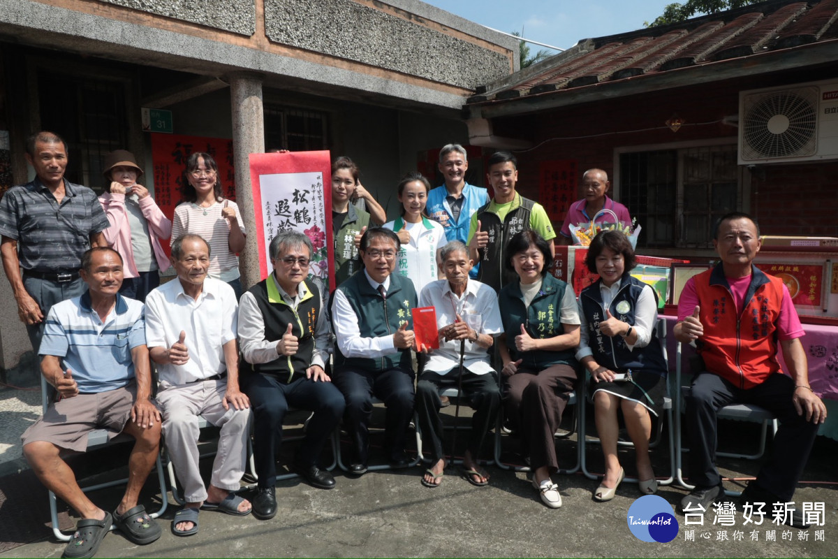 黃偉哲訪百歲人瑞　致贈重陽禮金及總統府敬老賀禮