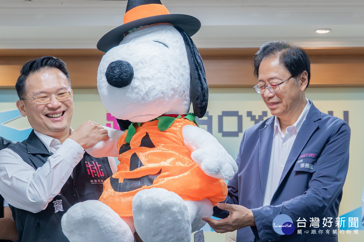 桃園市長張善政、副市長蘇俊賓為Snoopy變裝進行宣傳。<br />
