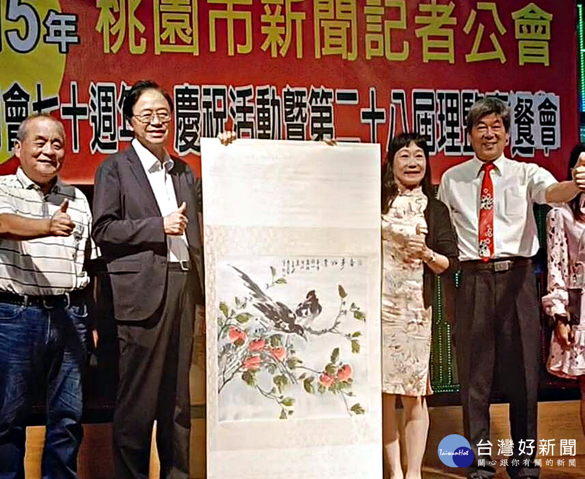 台藝書畫協會的理事長葉蘭香贈送一幅山水潑墨畫給張善政市長預祝他高票當選連任