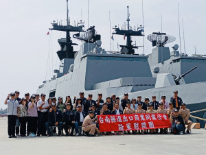 台南縣進出口商業同業公會敬軍團慰勞海軍一二四艦隊與官兵合影