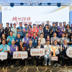 桃園市長張善政出席「桃園市115年特優里長表揚活動」與獲選特優里長合影。