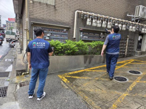 竹瓦人員巡查社區天然氣設備。