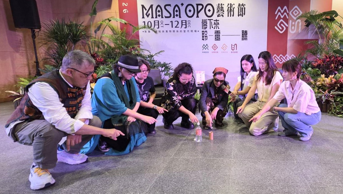 活動開場局長帶領大眾進行阿美族祭告 Mifetik。